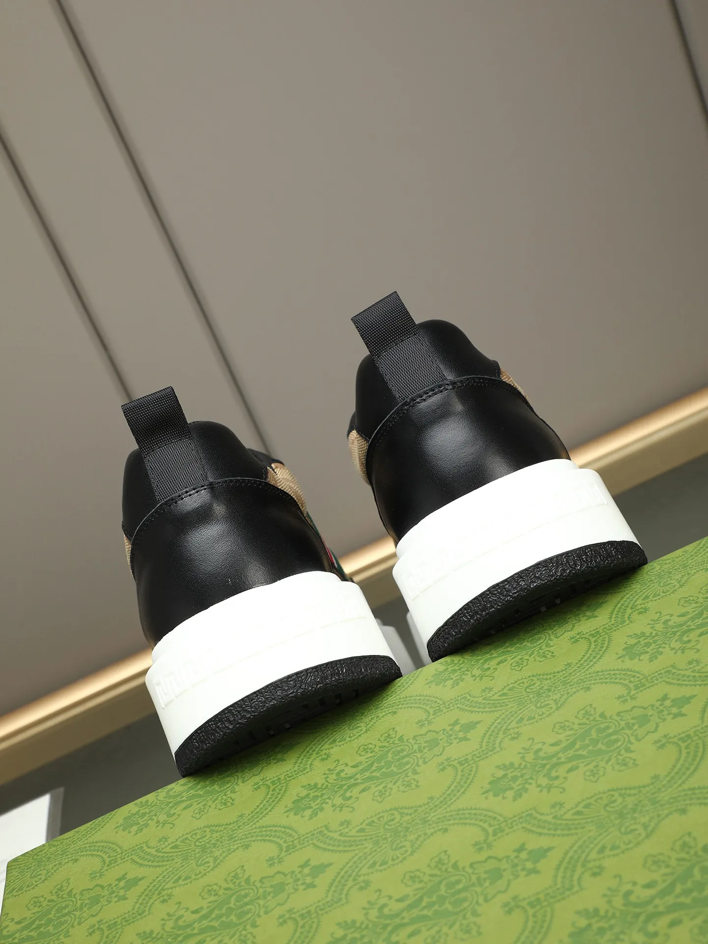 Men's shoes 💰480 New men's shoes GUCCI Fashion trend Made of first-layer calfskin ➕ washed sheep lining! The foot feels super comfortable and the workmanship is impeccable. Foam ultra-light outsole, size: 38-44 (45 customized) 4 colors to choose from!